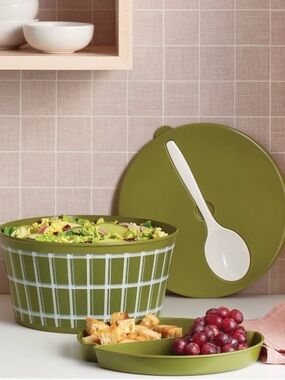 ROOM ESSENTIALS NWT Serve Bowl with Lid and Utensil -Green